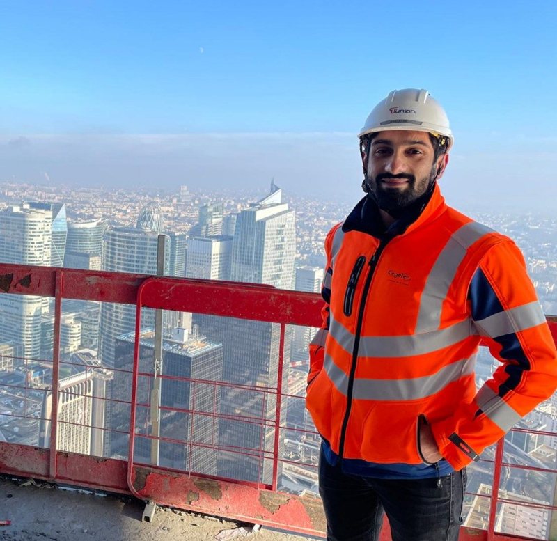 Amar Arab, fondateur de Stokes Énergies, en veste orange sur un chantier de grande hauteur